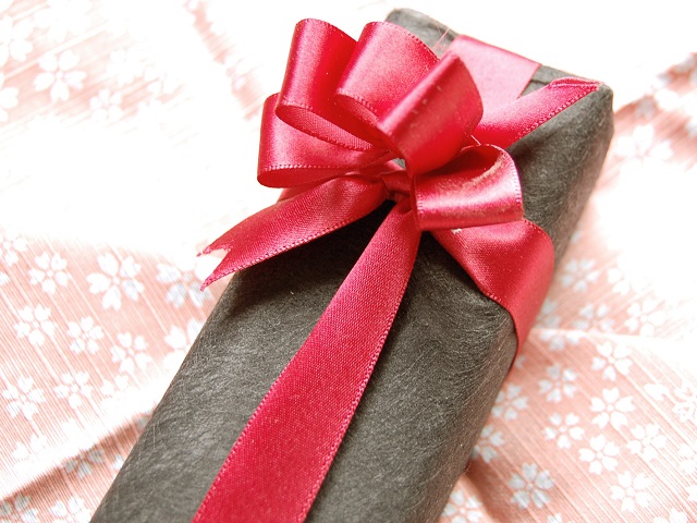 Holiday gift ideas for travel enthusiasts