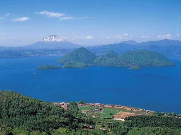 Touristy Hot-Spring Resort Town | Hokkaido