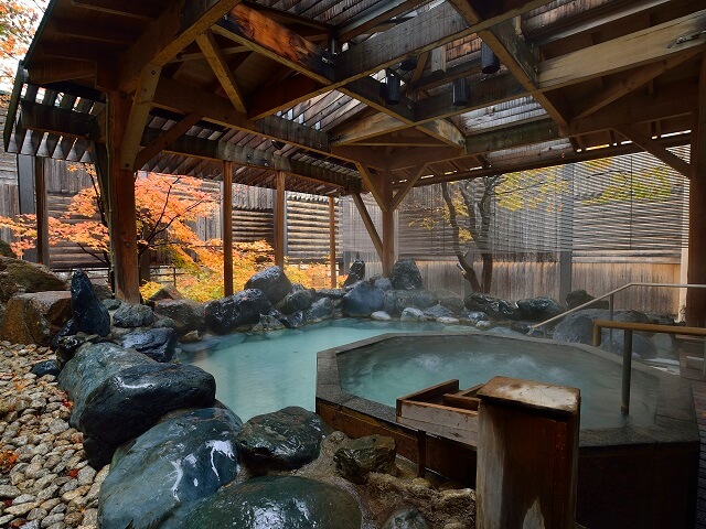 Scenic Bathing during the Seasons