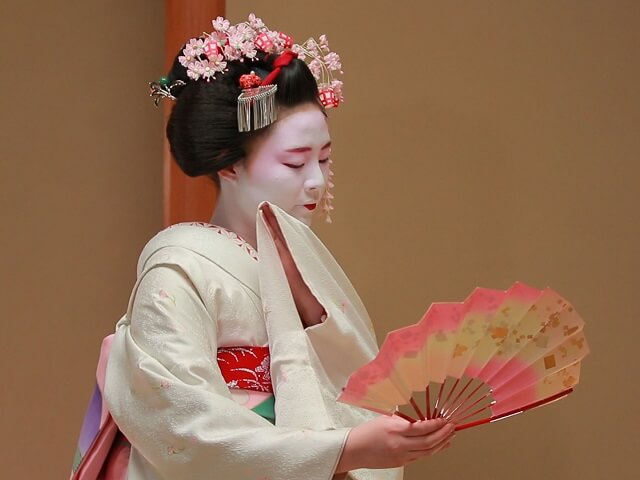 3) <em>Geiko</em> = Geisha